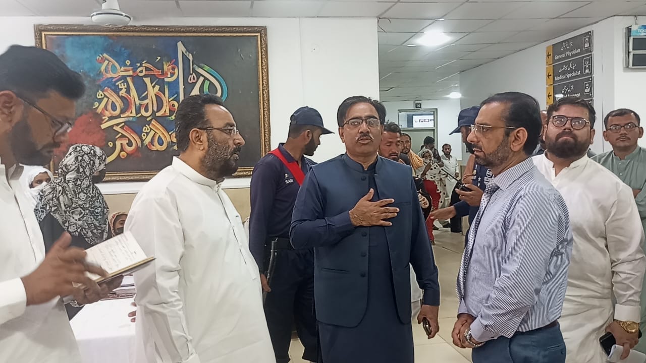 ڈپٹی کمشنر محمد اشرف ڈی ایچ کیو ہسپتال میں ڈسٹرکٹ ہیلتھ کونسل کے اجلاس کی صدارت کر رہے ہیں