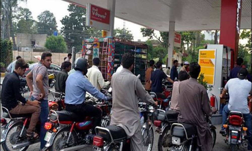 وفاقی حکومت کے سالانہ بجٹ میں پیٹرول سمیت ہر قسم کی نقد خریداری کی حوصلہ شکنی کے لیے اضافی رقم لینے کی تجویز ہے۔